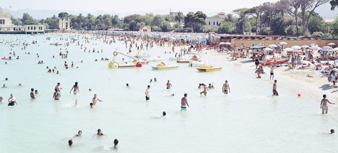 La spiaggia di Mondello nelle EXTRAORDINARY VISIONS d’Italia esposte al Maxxi di Roma