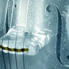 Il violoncello è di ghiaccio: si scioglierà nelle acque di Mondello per salvare l’ambiente